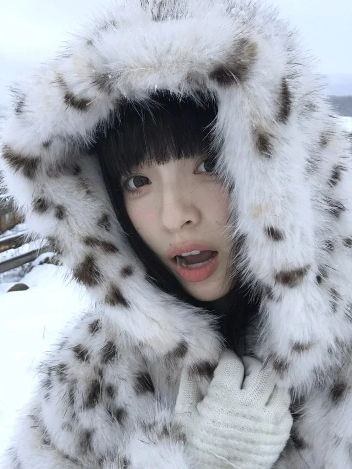 Женская шуба с капюшоном и леопардовым принтом в стиле ретро - Фотография_3
