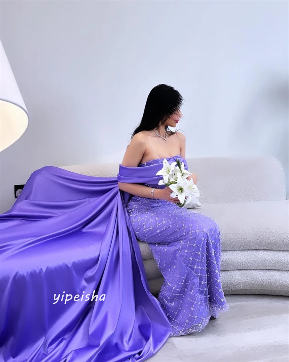 Атласное платье-трапеция с открытыми - Фотография_3