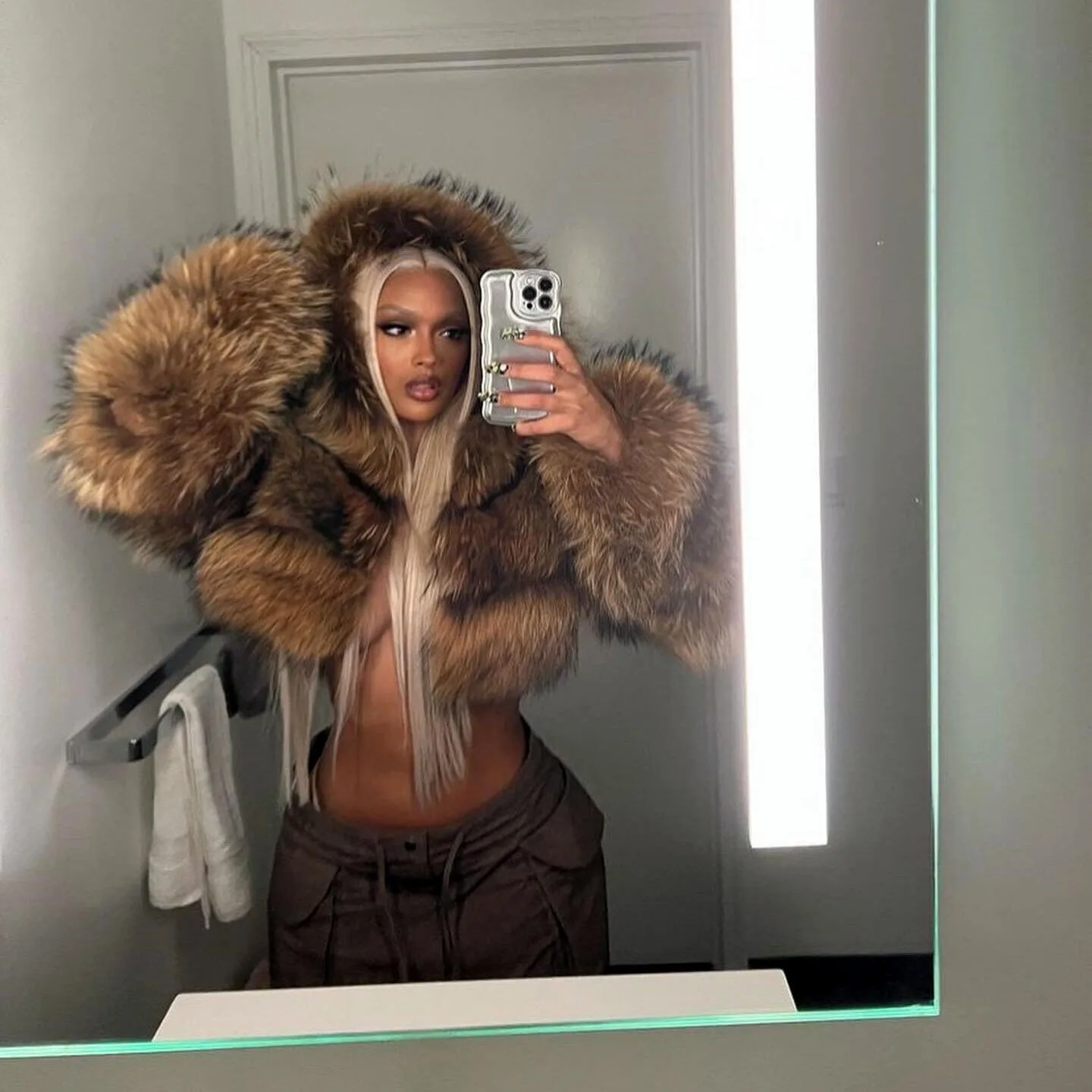 Женская укороченная шуба из натурального меха енота - Фотография_3