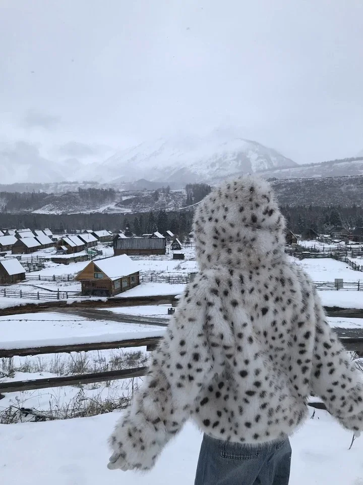 Женская шуба с капюшоном и леопардовым принтом в стиле ретро - Фотография_4