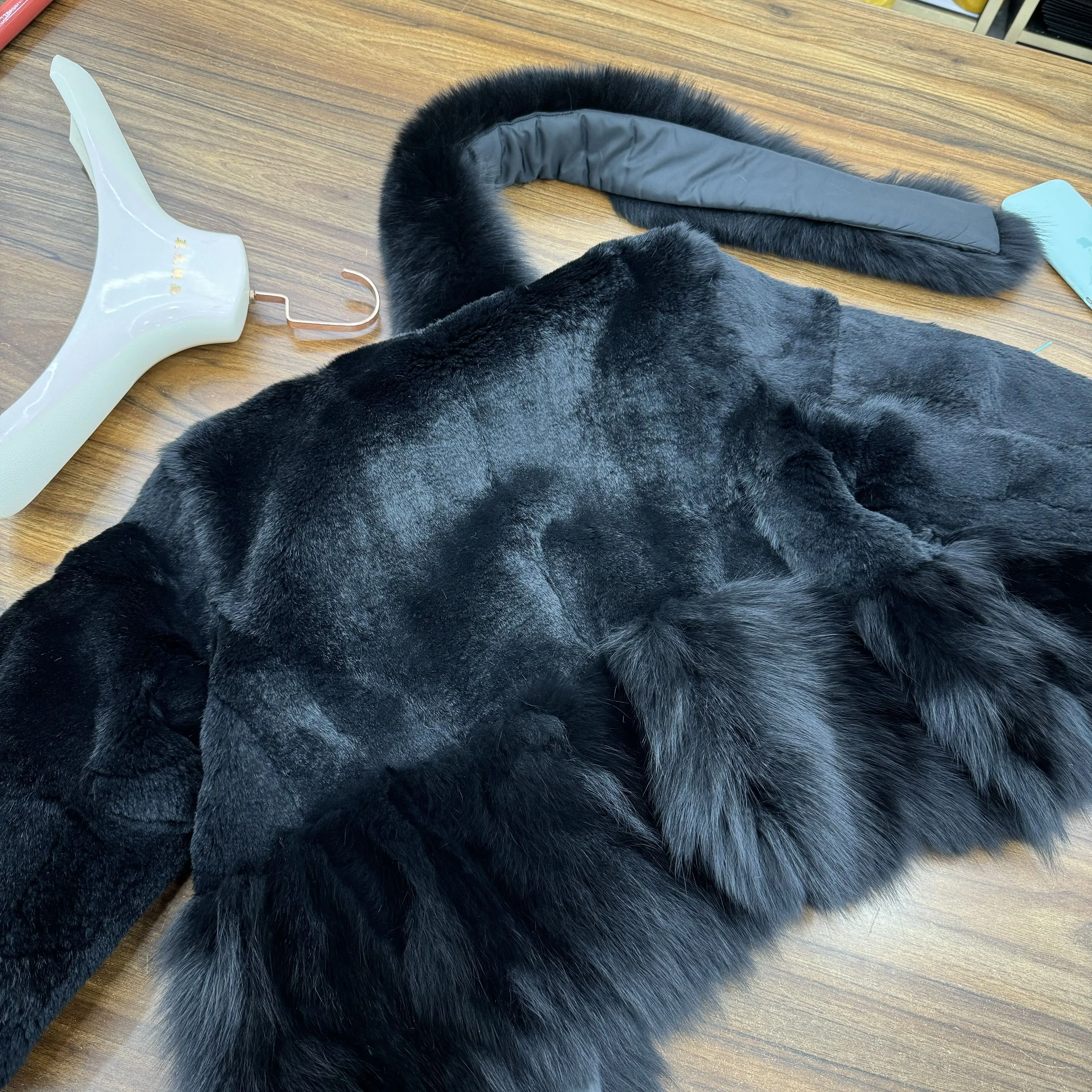 Пальто rex rabbit с воротником из лисьего меха - Фотография_4