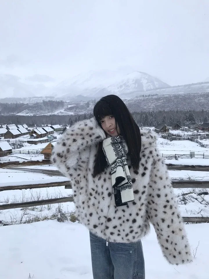 Женская шуба с капюшоном и леопардовым принтом в стиле ретро - Фотография_5